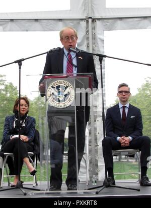 John E. Thompson (Mitte), der Bezirk Direktor der U.S. Citizenship und Immigration Services Stockfoto