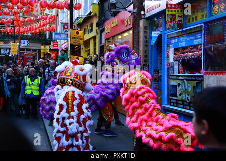 Das Chinesische Neue Jahr 2018 feiern in Londons Chinatown. Stockfoto