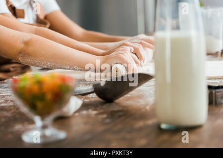 7/8 Schuß von Kindern holding Rolling Pin und die Vorbereitung der Teig für leckere Cookies Stockfoto