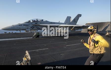 Mittelmeer (18. Juni 2017) Eine F/A-18F Super Hornet, Die "Schwarzen Löwen" von Strike Fighter Squadron (VFA) 213, komplett mit 10 GBU-32 1.000 Pfund Bomben geladen, bereitet aus dem Flugzeugträger USS George H.W. zu starten zugeordnet Bush (CVN 77). Das Schiff und seine Carrier strike Group sind die Durchführung von naval Operations in den USA 6 Flotte Bereich der Maßnahmen zur Unterstützung der US-amerikanischen nationalen Sicherheitsinteressen in Europa und Afrika. Stockfoto