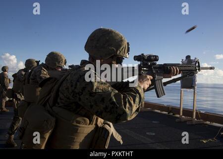 Lance Cpl. Evan Talbott, eine militärische Polizist mit der Bekämpfung der Logistik Bataillon 31, Brände eine M16 A4 Rifle marksmanship Service während der Ausbildung an Bord der USS BONHOMME RICHARD (LHD6), 15. Juni 2017. CLB-31 ist permanent am 31. MEU zugeordnet und bietet Unterstützung für alle Elemente des MEU. Die 31. MEU Partner mit Amphibischen Squadron 11 der Marine den amphibischen Komponente von Bonhomme Richard Expeditionary Strike Group zu bilden. Die 31. MEU und PHIBRON 11 Mähdrescher ein zusammenhängendes Blau-grün Team, das in der Lage ist, eine Vielzahl von Missionen im gesamten Indo-Asia-Pazifik-Region zur Verfügung zu stellen. Stockfoto