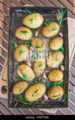 Hausgemachte cheesy Hasselback Kartoffeln. Vegetarische Kost Stockfoto