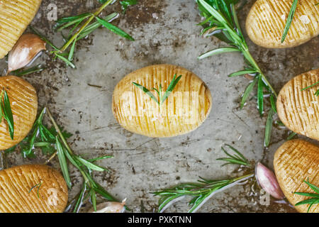 Hausgemachte cheesy Hasselback Kartoffeln. Vegetarische Kost Stockfoto