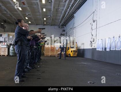 170617-N-ME 396-020 MITTELMEER (17. Juni 2017) Segler Praxis simulierten Waffen Training im Hangar Bay an Bord der Flugzeugträger USS George H.W. Bush (CVN 77) (GHWB). GHWB, Teil der George H.W. Bush Carrier Strike Group (GHWBCSG), ist die Durchführung von naval Operations in den USA 6 Flotte Bereich der Maßnahmen zur Unterstützung der US-amerikanischen nationalen Sicherheitsinteressen in Europa und Afrika. (U.S. Marine Foto von Mass Communication Specialist 3. Klasse Tristan B. Lotz/Freigegeben) Stockfoto