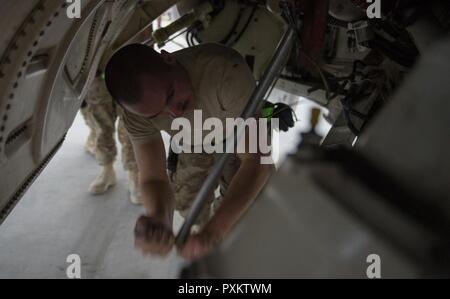 Senior Airman Kyle Bieri, 455Th Expeditionary Aircraft Maintenance Squadron Aerospace propulsion Techniker, bereitet eine F-16 Fighting Falcon für einen nachbrenner beim Flughafen Bagram, Afghanistan, 16. Juni 2017. Die Durchführung von afterburner läuft ermöglicht Entwicklern, um mögliche Probleme mit dem Motor, die möglicherweise nicht durch regelmäßige Inspektionen nachweisbar sein zu entdecken. Stockfoto