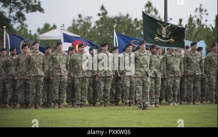 Grüne Barette aus dem 7 Special Forces Group (Airborne) stehen an Aufmerksamkeit bei einem Befehl Zeremonie Juni 15 in Eglin Air Force Base, Fla. Während der Zeremonie Oberst Michael Ball Befehl verzichtet der 7 SFG (A) zu Oberst Patrick Colloton. Colloton zuvor als die 7 SFG (A) 1 st Battalion Commander. Stockfoto