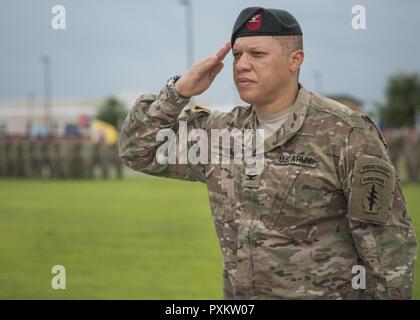 Us-Armee Oberst Michael Ball, 7th Special Forces Group (Airborne) ausgehende Commander grüßt während seiner Änderung der Befehl Zeremonie Juni 15 in Eglin Air Force Base, Fla. Während der Zeremonie Oberst Michael Ball Befehl verzichtet der 7 SFG (A) zu Oberst Patrick Colloton. Colloton zuvor als die 7 SFG (A) 1st Battalion Commander. Stockfoto