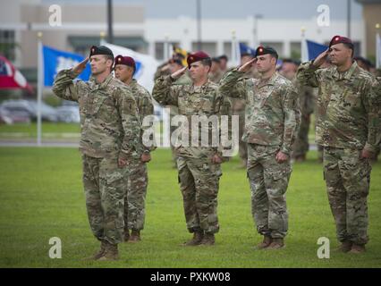 Soldaten des 7 Special Forces Group (Airborne) Salute bei einem Befehl Zeremonie Juni 15 in Eglin Air Force Base, Fla. Während der Zeremonie Oberst Michael Ball Befehl verzichtet der 7 SFG (A) zu Oberst Patrick Colloton. Colloton zuvor als die 7 SFG (A) 1st Battalion Commander. Stockfoto