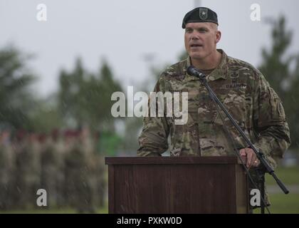 Us-Armee Brig. Gen. Edwin J. Deedrick, Kommandierender General der 1. Special Forces Command (Airborne) Adressen das Publikum in einem Florida Gewitter bei einem Befehl Zeremonie Juni 15 in Eglin Air Force Base, Fla. Während der Zeremonie Oberst Michael Ball Befehl verzichtet der 7 SFG (A) zu Oberst Patrick Colloton. Stockfoto