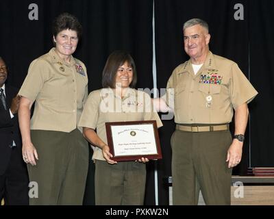 Us Marine Corps Gen. Glenn M. Walters, rechts, 34 stellvertretender Kommandant des Marine Korps, Generalmajor Loretta E Reynolds, Links, Commander, Marine Cyber Command und Maj. Naomi Dorren, Afrika Zukunft Operations Planner, für ein Foto während der Gemeinsamen Leadership Awards Luncheon, Norfolk, Virginia, 15. Juni 2017 dar. Walters präsentiert Dorren mit den Großen Megan McClung Leadership Award. Stockfoto