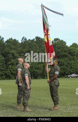 Us Marine Corps Sgt. Maj. Jamal R. Cook, Sergeant Major, Bekämpfung Logistik Bataillon 22 (CLB), Hauptquartier Regiment, 2. Marine Logistik Gruppe, liefert das Marine Corps Fahne an Oberstleutnant Todd B. Sanders während der clb 22 Ändern des Befehls Zeremonie an Soifert Feld in Camp Lejeune, N.C., 16. Juni 2017. Während der Zeremonie, Sanders Befehl zum Oberstleutnant Sean S. Mullen aufgegeben. Stockfoto