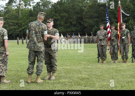 Us Marine Corps Oberstleutnant Todd B. Sanders erhält Auszeichnung von Oberst Andrew M. Niebel, Kommandierender Offizier, zentrale Regiment, 2. Marine Logistics Group, bei der Bekämpfung der Logistik Bataillon 22 Ändern des Befehls Zeremonie an Soifert Feld in Camp Lejeune, N.C., 16. Juni 2017. Während der Zeremonie, Sanders Befehl zum Oberstleutnant Sean S. Mullen aufgegeben. Stockfoto