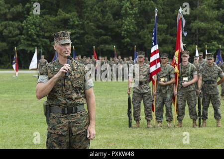 Us Marine Corps Oberstleutnant Sean S. Mullen, Kommandierender Offizier, Bekämpfung Logistik Bataillon 22 (CLB), Hauptquartier Regiment, 2. Marine Logistics Group, spricht an der CLB 22 Ändern des Befehls Zeremonie an Soifert Feld in Camp Lejeune, N.C., 16. Juni 2017. Während der Zeremonie, Oberstleutnant Todd B. Sanders Befehl Mullen aufgegeben. Stockfoto