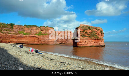 Die roten Felsen von Ladram Bay, in der Nähe von Sidmouth, Devon, Großbritannien Stockfoto