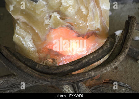 Edelstein, Orangenkalzit, Lampe, Mineralien Stockfoto