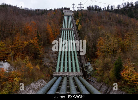 Wasserkraftwerk, die sechs penstocks Stockfoto