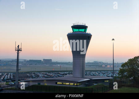 Dawn Ansicht des Air Traffic Control Tower am Flughafen Birmingham in den Midlands, England, Großbritannien. Stockfoto