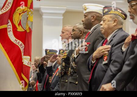 Von Mitte links, US Marine Corps Oberst Tyler J. Zagurski, kommandierender Offizier, Marine Barracks Washington; US Marine Corps Generalleutnant Ronald L. Bailey, stellvertretender Kommandant, Pläne, Richtlinien und Abläufe; original Montford Punkt Marines und Mitglieder der Nationalen Montford Point Marine Gemeinschaftsstand auf der Position der Aufmerksamkeit beim abendlichen Parade in Oberst Truman W. Crawford Hall bei Marine Barracks Washington, Washington, D.C., 16. Juni 2017. Abend Paraden sind als Mittel zur Einhaltung der hohen Beamten statt, verehrte Bürger und Förderer des Marine Corps. Stockfoto