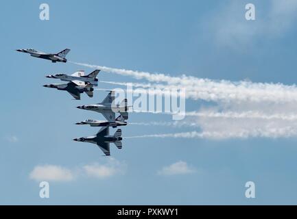 Die Thunderbirds führen Sie die Delta Burst Manöver während des Scott Air Force Base 2017 Open House und Air Show, Scott AFB, Illinois, 11. Juni 2017. Die Thunderbirds Mission ist zu rekrutieren, zu behalten, und die nächste Generation von Fliegern inspirieren. Stockfoto