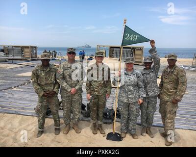 (Nach rechts) SPC Jeanclimaque Augustin, SGT Christopher Holman, PFC-Kayla Jacobs, SGT Valerie Wiley, SPC Sierra Williams, und SGT William Williams umfasste die 249th CSC ROWPU Rodeo Team aus der 82nd Sustainment BDE, Fort Bragg, N.C. Links Stockfoto