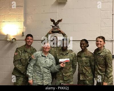 (Nach rechts) SGT Christopher Holman, SGT Valerie Wiley, SGT William Williams, SPC, SPC Sierra Jeanclimaque Augustin Williams, und PFC-Kayla Jacobs hoist die Motivation Award Trophäe am Ende der 2017 ROWPU Rodeo am Fort Story, v.a. Links Stockfoto