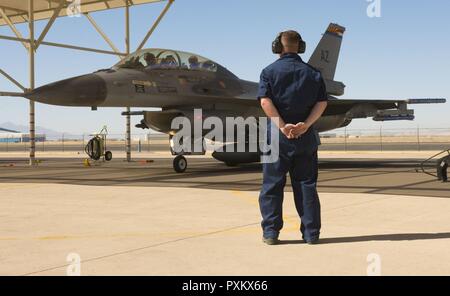 Kommandant der Royal Netherlands Air Force Generalleutnant Dennis Luyt, erhielten einen Einblick in die Aufgaben der 162 vom Rücksitz eines seiner eigenen F-16 Fighting Falcons mit den 148 Fighter Squadron. Er verbrachte den Tag in Ruhe mit Flieger und am Abend Besuch einer Staffelung für seine neueste Kampfpiloten, Freitag, 16. Juni 2017. Stockfoto