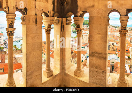 Blick auf die Altstadt von Split und Port vom Glockenturm der Kathedrale des Heiligen Domnius mit Spalten auf Sommer Tag, Split, Dalmatien, Kroatien, Roman Stockfoto