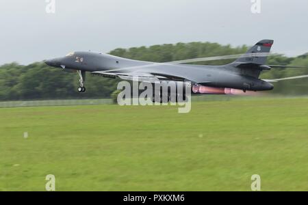 A B-1B Lancer zu Ellsworth Air Force Base, S.D. zugewiesen, um die Start- und Landebahn am Royal Air Force Fairford, England, 8. Juni 2017. Der Bomber ist vorwärts zur Unterstützung der Übungen BALTOPS und Sabre Streik Bomber und Qualitätssicherung Missionen durchzuführen, eingesetzt. Stockfoto