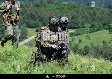 U.S. Army Air Force Endgerät angreifen Controller vorbereiten für Feuer während der Übung Adria Streik Juni 8, 2017 in Postonja, Slowenien zu nennen. Die Übung, die NATO-Verbündeten aus den USA und der slowenischen Streitkräfte kritische Fähigkeiten zur Unterstützung der Ground Operations zu proben. Stockfoto