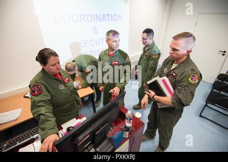 Aircrew Mitglieder von der 513th Operations Support Squadron und Airborne 970th Air Control Squadron diskutieren Mission details Juni 9, 2017, vor einer Crew kurze bei der NATO Air Base Geilenkirchen, Deutschland. Die Flieger sind ein Teil der fast 100 Reservisten zur Unterstützung der BALTOPS 2017 Übung, bei der 50 Schiffe und u-Boote und 40 Flugzeugen, die von 14 Mitgliedstaaten. Stockfoto