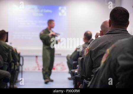 Aircrew Mitglieder von der 513th Operations Support Squadron und Airborne 970th Air Control Squadron hören zu einer Flight Safety kurze Juni 9, 2017, bei der NATO Air Base Geilenkirchen, Deutschland. Die Flieger sind ein Teil der fast 100 Reservisten zur Unterstützung der BALTOPS 2017 Übung, bei der 50 Schiffe und u-Boote und 40 Flugzeugen, die von 14 Mitgliedstaaten. Stockfoto