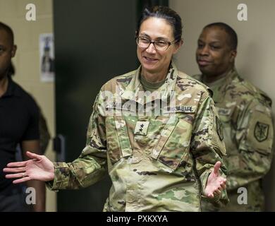 Generalmajor Marion Garcia, Kommandierender General des 200 Militärpolizei Kommando, durch Ihr Personal für Sie überraschend mit einer kleinen Feier am Fort Meade, Maryland, ihr zu ihrem jüngsten Beförderung gratulieren, Juni 8. Stockfoto