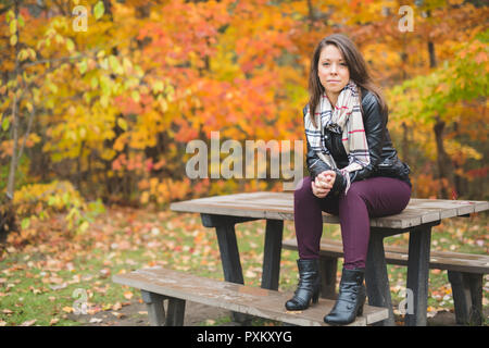 Ein Porträt der fröhliche junge Frau im Herbst Stockfoto