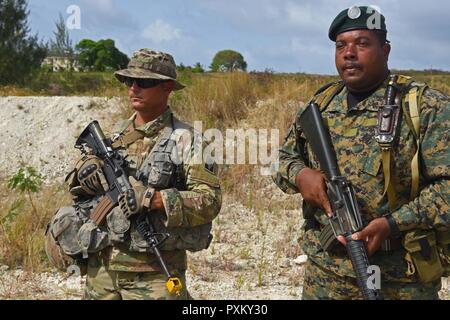 Florida National Guard Sgt. Randall Grün steht Wache mit einem Mitglied der Barbados Defence Force während defensive Position Training während der TRADEWINDS 2017 in Barbados, Juni 8. Militär und Zivilisten aus über 20 Ländern beteiligen sich an der diesjährigen Übung in Barbados und Trinidad und Tobago, die von 6. bis 17. Juni 2017 läuft. Stockfoto