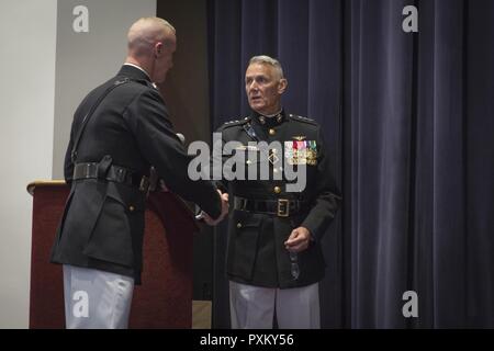 Us Marine Corps Oberst Tyler J. Zagurski, kommandierender Offizier, Marine Barracks Washington schüttelt Hände mit Generalleutnant Rex C. McMillian, Commander, U.S. Marine Corps Forces finden und Marine Northern Command bei einem Empfang vor einem Abend Parade bei Marine Barracks Washington, Washington, D.C., 2. Juni 2017. Abend Paraden sind als Mittel zur Einhaltung der hohen Beamten statt, verehrte Bürger und Förderer des Marine Corps. Stockfoto