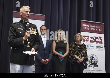 Us Marine Corps Generalleutnant Rex C. McMillian, Commander, U.S. Marine Corps Forces finden und Marine Northern Command gibt Erläuterungen bei einem Empfang vor einem Abend Parade bei Marine Barracks Washington, Washington, D.C., 2. Juni 2017. Abend Paraden sind als Mittel zur Einhaltung der hohen Beamten statt, verehrte Bürger und Förderer des Marine Corps. Stockfoto