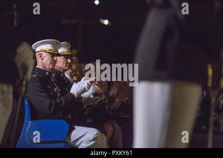 Von links, US Marine Corps Oberst Tyler J. Zagurski, kommandierender Offizier, Marine Barracks Washington und Generalleutnant Rex C. McMillian, Commander, U.S. Marine Corps Forces finden und Marine Northern Command, Klatschen beim abendlichen Parade bei Marine Barracks Washington, Washington, D.C., 2. Juni 2017. Abend Paraden sind als Mittel zur Einhaltung der hohen Beamten statt, verehrte Bürger und Förderer des Marine Corps. Stockfoto