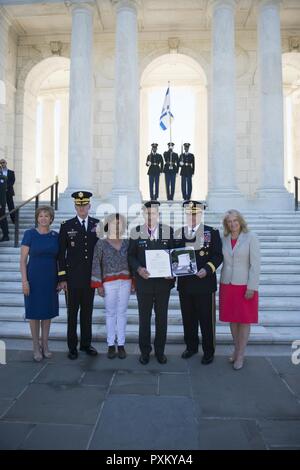 Generalmajor Michael Howard, Kommandierender General, U.S. Army Military District von Washington und seine Frau; Generalmajor Yaacov Barak, Commander, Israel Ground Forces Command, und seine Frau; und Gen. Mark A. Milley, Stabschef der US-Armee und seine Frau, Hollyanne, posieren für ein Foto ausserhalb des Memorial Amphitheater auf dem Arlington National Cemetery, Arlington, Virginia, 9. Juni 2017. Barak zuvor einen Kranz am Grab des Unbekannten Soldaten und besuchten das Denkmal Amphitheater Anzeige Zimmer. Stockfoto