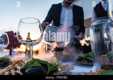 Zwei Gläser mit Rauch von flüssigem Stickstoff Stockfoto