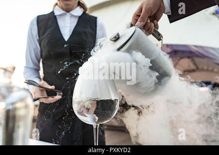 Zwei Gläser mit Rauch von flüssigem Stickstoff Stockfoto