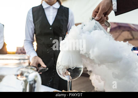 Zwei Gläser mit Rauch von flüssigem Stickstoff Stockfoto