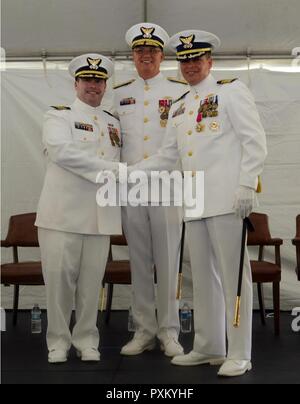 Von links nach rechts: Kapitän Eric S. König, neuen Sektor San Juan Commander, hintere Adm links. Scott A. Buschman, siebten Bezirk Commander's Coast Guard, und Kapitän Robert W. Warren, ausgehende Commander, während der Sektor von San Juan Ändern des Befehls Zeremonie Juni 9, 2017. König wird ca. 650 aktive Aufgabe-, Reserve- und zivile Männer und Frauen, die Küstenwache, die Missionen, die sich in der östlichen Karibik. Stockfoto