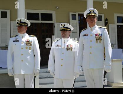 Von links nach rechts: Kapitän Robert W. Warren, Sektor in San Juan im ausgehenden Commander links; Kapitän Eric S. König, Sektor San Juan eingehende Commander; und hinten Adm. Scott A. Buschman, siebten Bezirk Kommandant der Küstenwache, bei der die Einheit ändern des Befehls Zeremonie Juni 9, 2017. Während seiner bisherigen Zuordnung, König war der Leiter der Abteilung Weiterbildung im Coast Guard Training Center in Petaluma, Kalifornien. Er wird jetzt werden ca. 650 aktive Aufgabe-, Reserve- und zivile Männer und Frauen, die Küstenwache, die Missionen, die sich in der östlichen Karibik. Stockfoto