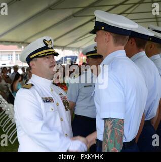 Kapitän Eric S. König, Sektor San Juan Commander begrüßt einen Sektor San Juan Küste Scots Guards, während der Sektor San Juan Ändern des Befehls Zeremonie Juni 9, 2017 in San Juan, Puerto Rico. Als der Sektor San Juan Commander, König wird nun führende werden ca. 650 aktive Aufgabe-, Reserve- und zivile Männer und Frauen, die Küstenwache, die Missionen, die sich in der östlichen Karibik. Stockfoto