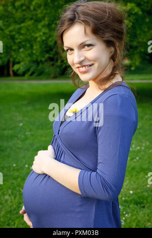Outdoor Portrait von schöne schwangere Frau Stockfoto