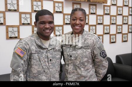 Spc. Patrick Rose, ein Human Resource Specialist und SPC. Sierra Hurst, ein leichtes Rad Mechaniker, sowohl mit der 252Nd Quartermaster Company, 728th bekämpfen Sustainment Support Bataillons, 213 Region Support Group, Pennsylvania Army National Guard, an der die $ Ense der Finanzen Programm am Fort Indiantown Gap 9. Juni 2017 statt. Stockfoto