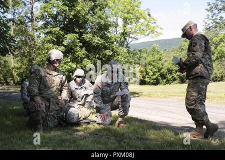 Soldaten der 108 Bereich medizinische Unterstützung Unternehmen zugeordnet, 213 Region Support Group, Pennsylvania Army National Guard, Durchführung von Nachschulungen im Wurf- und Ladevorgänge und fordert eine medial Evakuierung während der jährlichen Weiterbildung am Fort Indiantown Gap Juni 9, 2017. Stockfoto