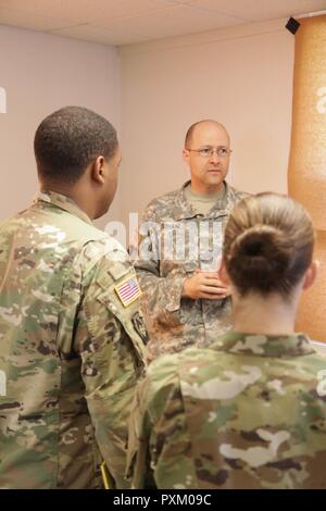 Maj. Michael Siriani, Executive Officer der 213 regionalen Support Group, Pennsylvania Army National Guard, beauftragt das Personal über die Maßnahme Abschnitt Analyse der militärischen Entscheidungsfindung während der jährlichen Schulung der Einheit am Fort Indiantown Gap Juni 9, 2017. Stockfoto