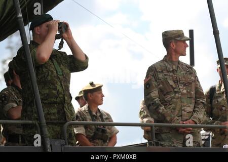 TAPA, Estland - US-Armee Generalmajor Neal Loidolt, auf der rechten Seite, stellvertretender Adjutant General für das Minnesota National Guard, St. Paul, Minn und übung Direktor der Sabre Streik 17 und der Estnische Gen. Riho Terras, auf der Linken, Kommandeur der Estnischen Streitkräfte beobachten Sie die Sabre Streik 17 Demonstration sowie militärische Führer und Medien am 10.Juni. Sabre Streik ist ein US-Army Europe-geführten Multinationalen Kräfte kombiniert Training übung in der baltischen Region. Die Übung testet die Fähigkeit, mehrere Länder gemeinsam gegen jede Bedrohung zu reagieren. Stockfoto