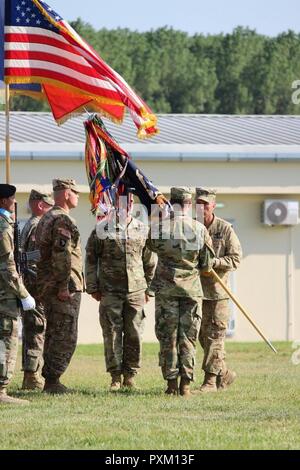 Oberst Christopher R. Norrie, Commander, 3. gepanzerte Brigade Combat Team, 4 Infanterie Division, übergibt die ersten Bataillon, 8 Infanterie Regiment, Farben zu neuen Bataillonskommandeur Oberstleutnant Mark Battjes während einer kombinierten Ändern des Befehls und Verantwortung Zeremonie an Mihail Kogalniceanu Air Base, Rumänien, 5. Juni 2017. Battjes und Cmd. Sgt. Maj. Timotheus Chrysler das Kommando von 3/4 ABCT's "Task Force 1-8 Infanterie", den südlichen rotational Land Kraft für den Betrieb Atlantic lösen, von Oberstleutnant Jason Sabat und Cmd. Sgt. Maj. Jay Morse. Stockfoto